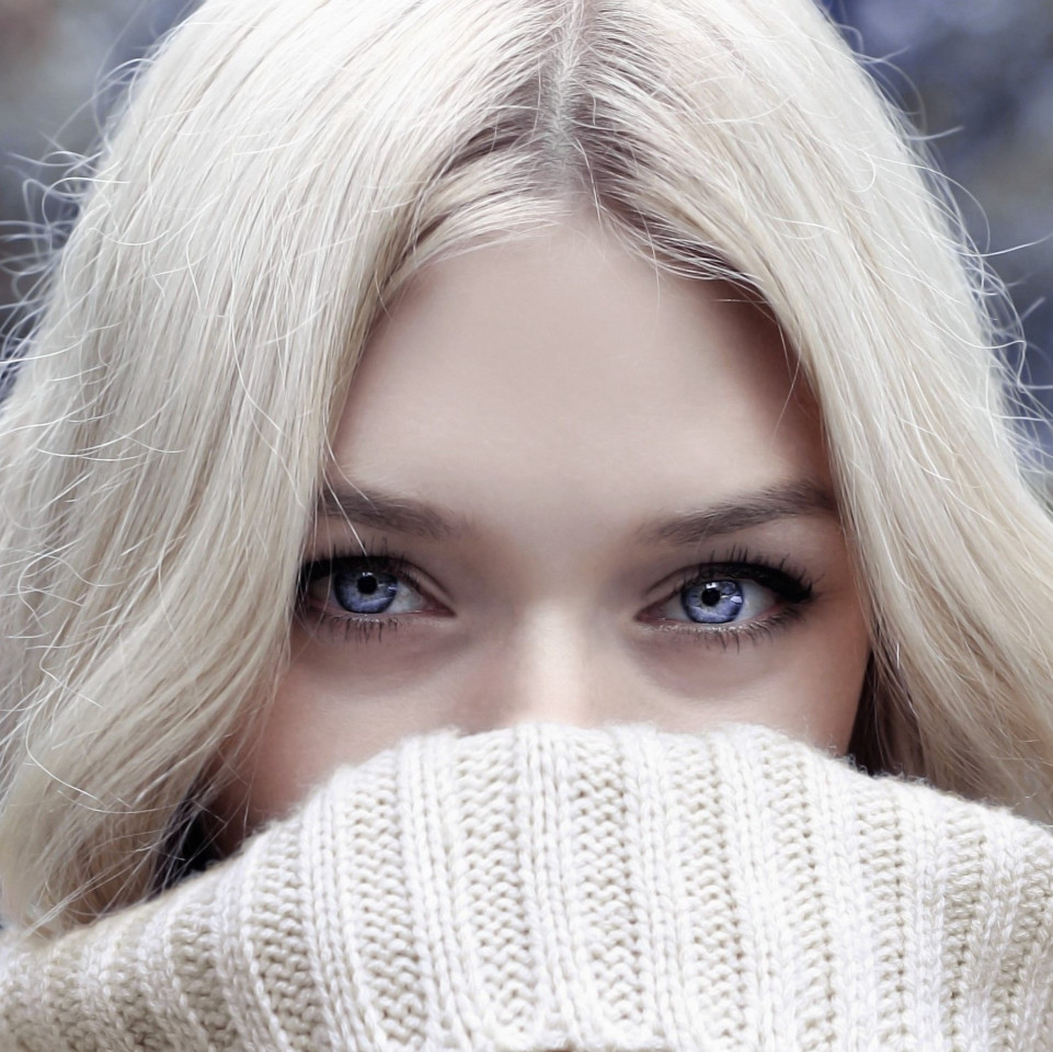Blondes Mädchen mit blauen Augen und schönen Wimpern